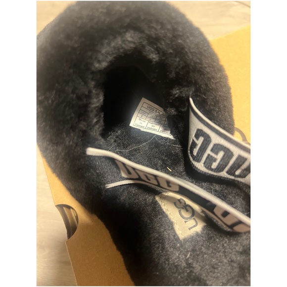 UGG fluff yeah! Slides - Picture 3 of 5